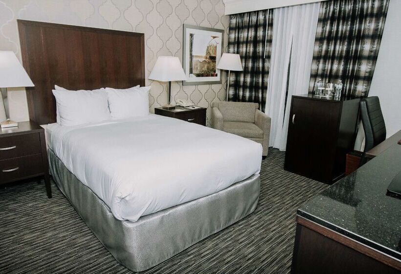 هتل Doubletree By Hilton Detroit Dearborn