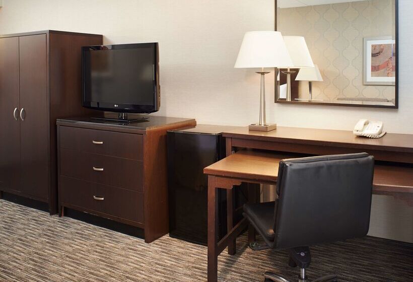 هتل Doubletree By Hilton Detroit Dearborn