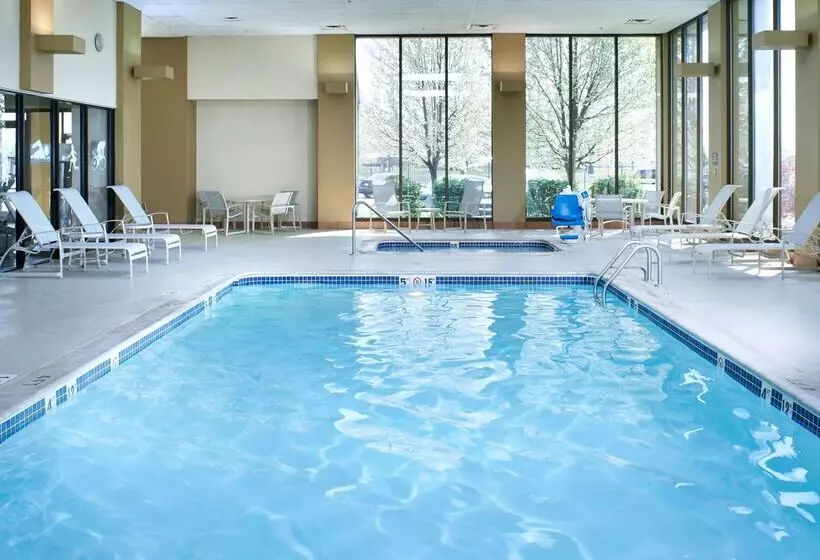 Отель Doubletree By Hilton Detroit Dearborn