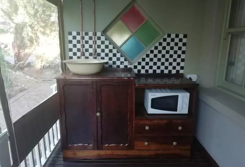 호텔 Housemartin Guest Lodge