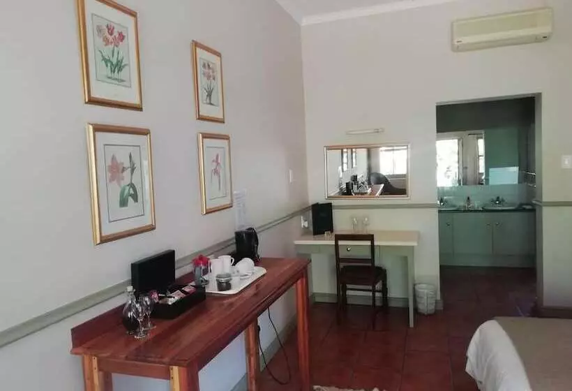 호텔 Housemartin Guest Lodge