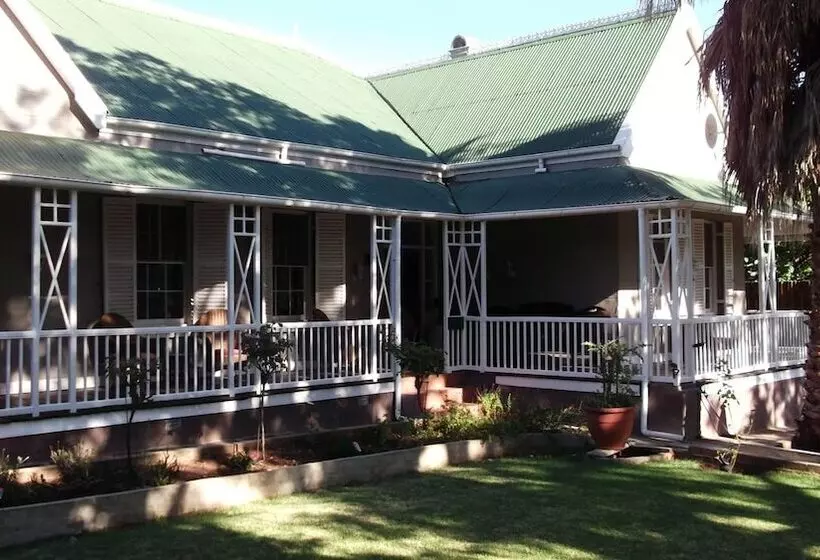 호텔 Housemartin Guest Lodge