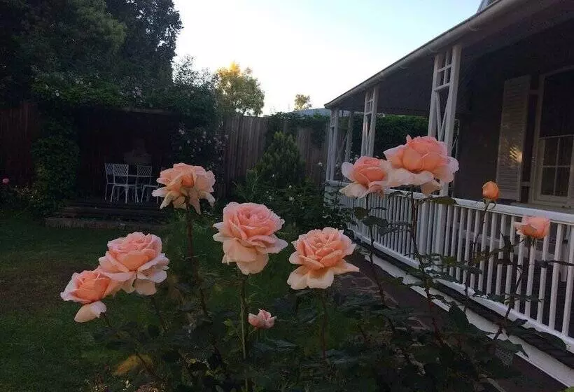 호텔 Housemartin Guest Lodge