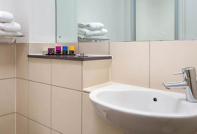 בית מלון כפרי Roomzzz Leeds City West