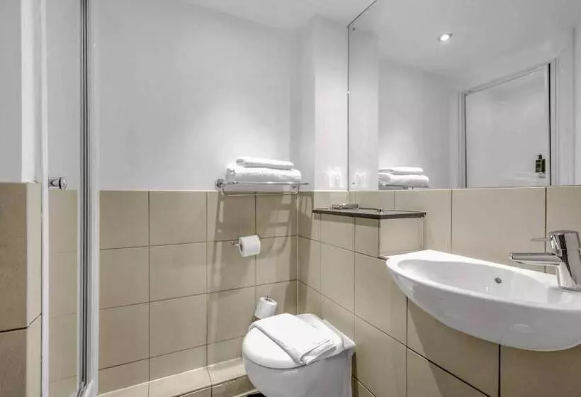 호텔 Roomzzz Leeds City West