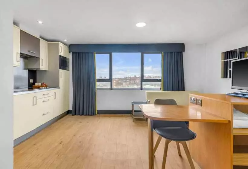 호텔 Roomzzz Leeds City West
