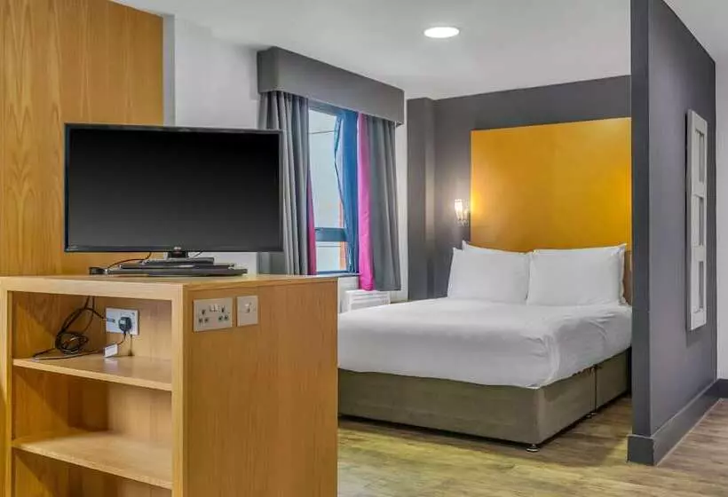 호텔 Roomzzz Leeds City West