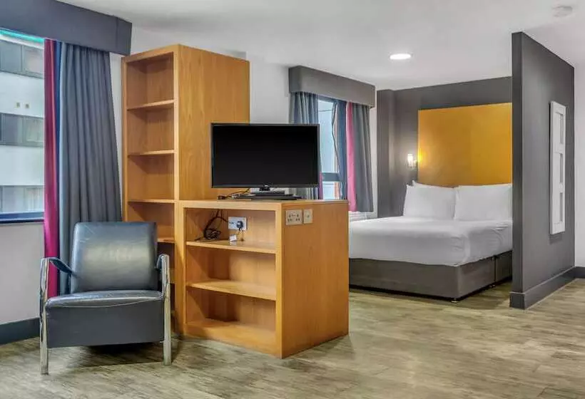 호텔 Roomzzz Leeds City West
