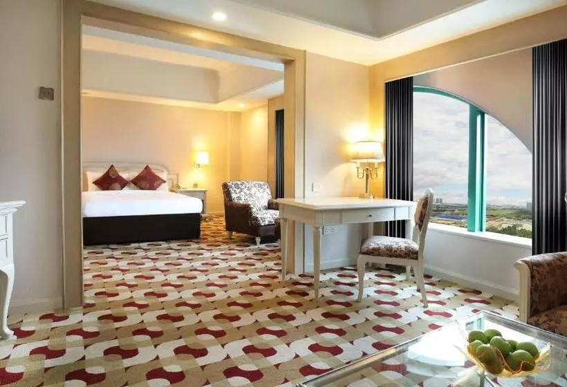 Отель Berjaya Waterfront