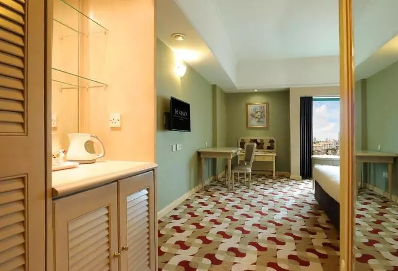 Отель Berjaya Waterfront