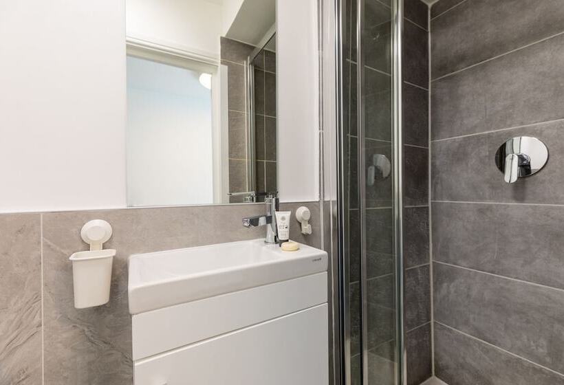 호텔 The Chapter   Griffin House