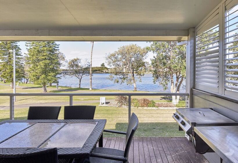 Отель Nrma Sydney Lakeside Holiday Park