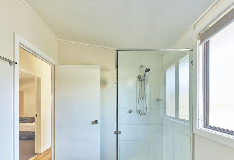 Отель Nrma Sydney Lakeside Holiday Park