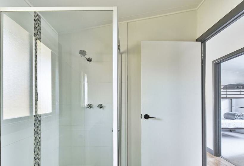 Отель Nrma Sydney Lakeside Holiday Park