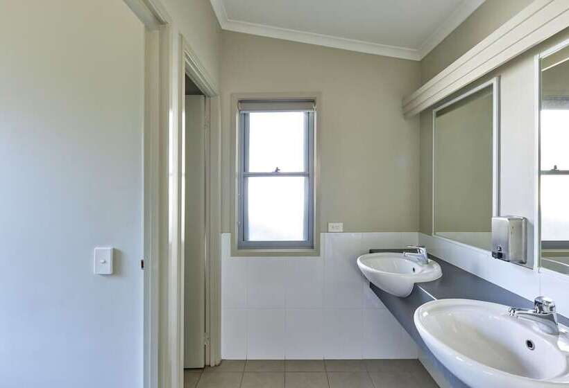 Отель Nrma Sydney Lakeside Holiday Park