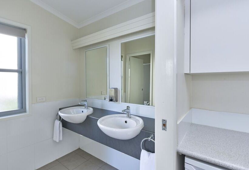 Отель Nrma Sydney Lakeside Holiday Park