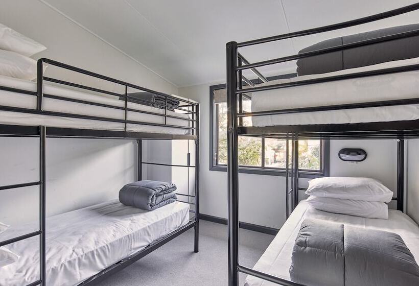 Отель Nrma Sydney Lakeside Holiday Park