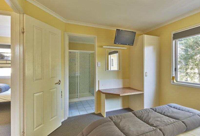 Отель Nrma Sydney Lakeside Holiday Park