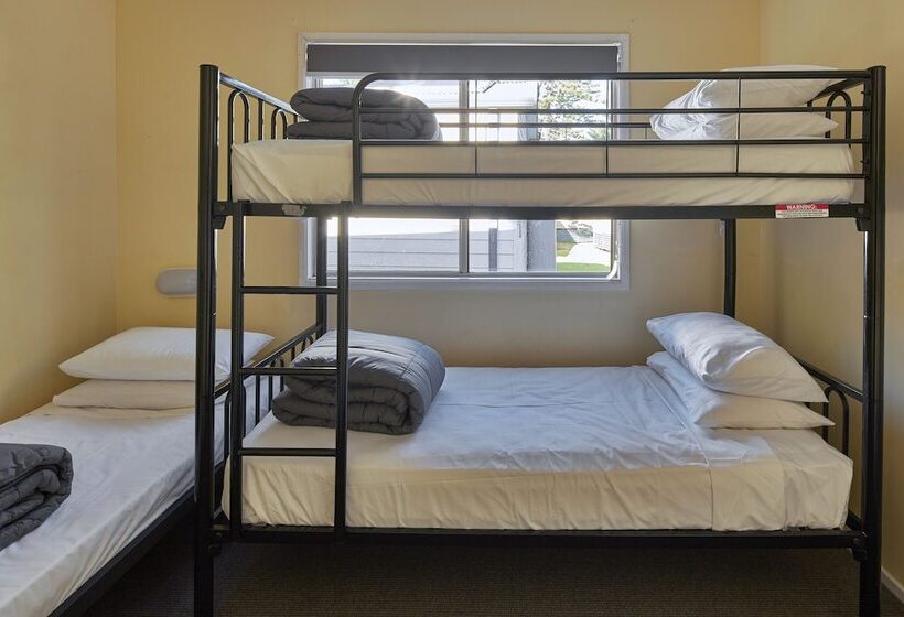 Отель Nrma Sydney Lakeside Holiday Park