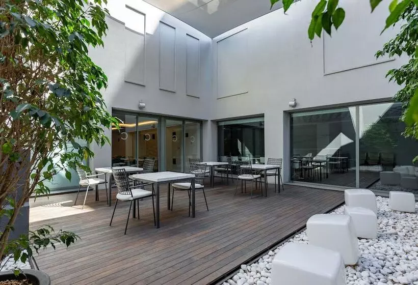 Отель Room Mate Carla