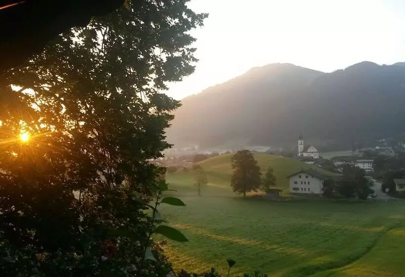ホテル Bed & Breakfast Landhaus Strasser