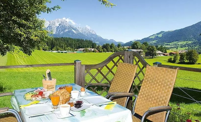 ホテル Bed & Breakfast Landhaus Strasser