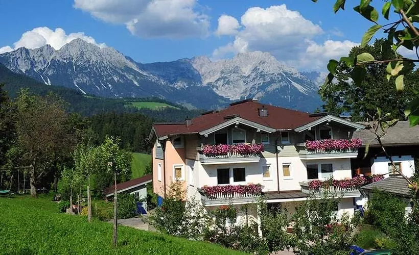 ホテル Bed & Breakfast Landhaus Strasser