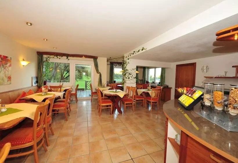 ホテル Bed & Breakfast Landhaus Strasser