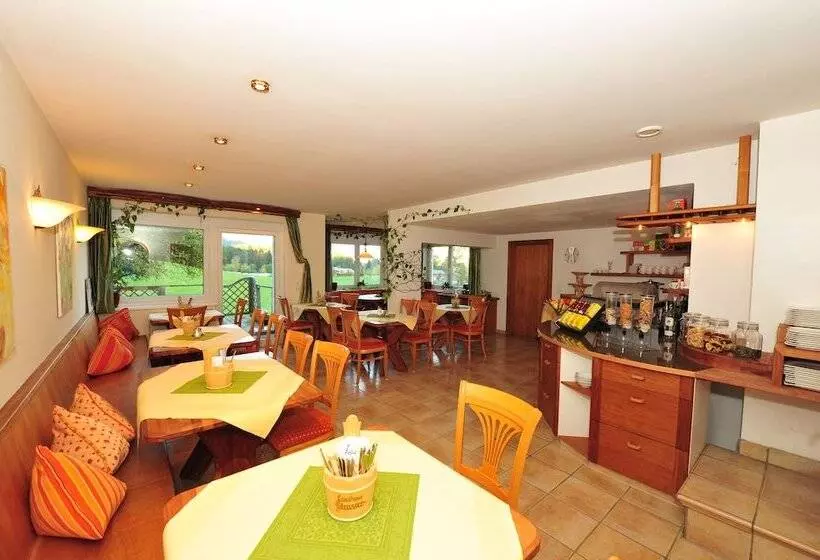 ホテル Bed & Breakfast Landhaus Strasser