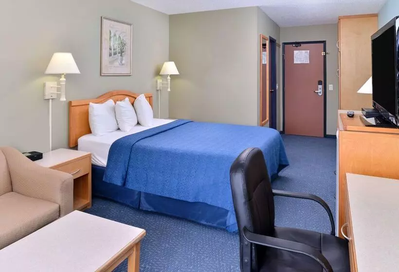 Отель Canadas Best Value Inn & Suites Castlegar