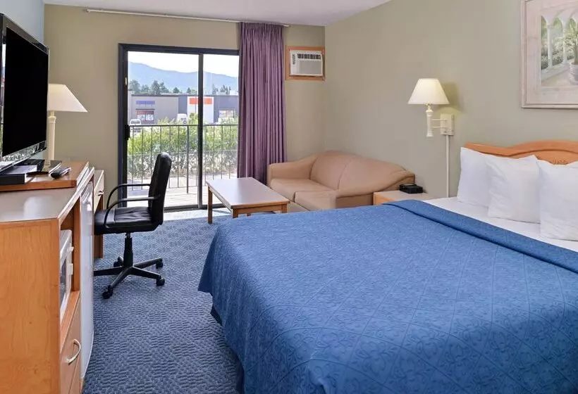 Отель Canadas Best Value Inn & Suites Castlegar