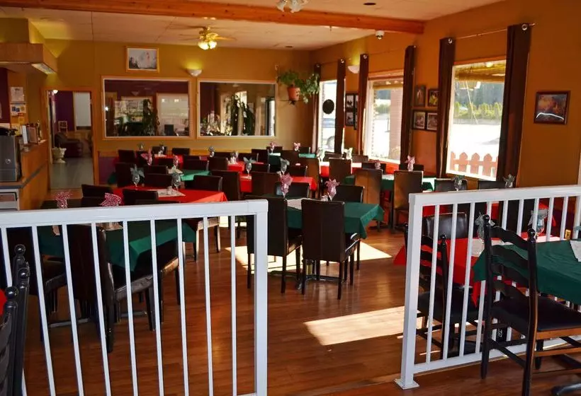 Отель Canadas Best Value Inn & Suites Castlegar