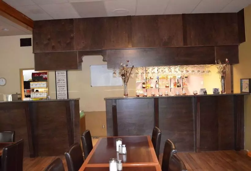 Отель Canadas Best Value Inn & Suites Castlegar