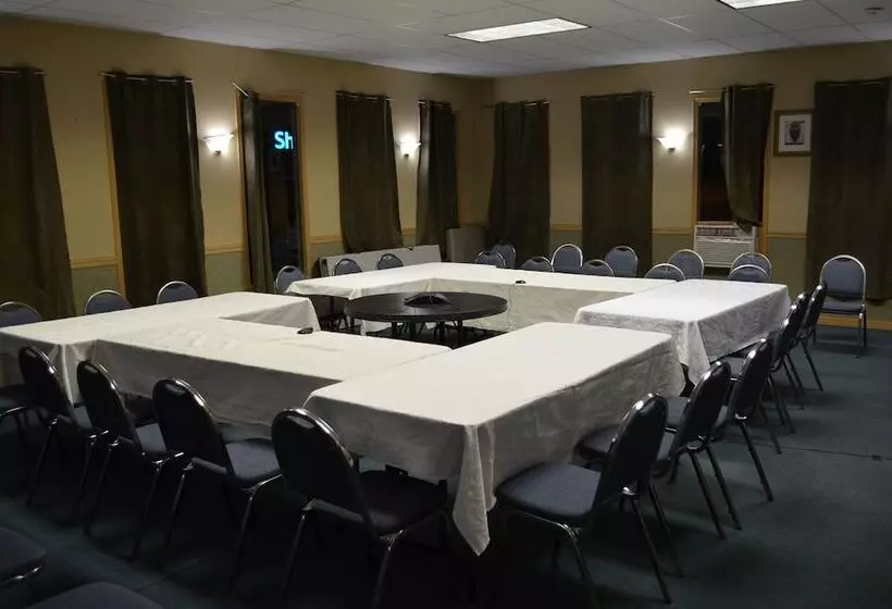 Отель Canadas Best Value Inn & Suites Castlegar