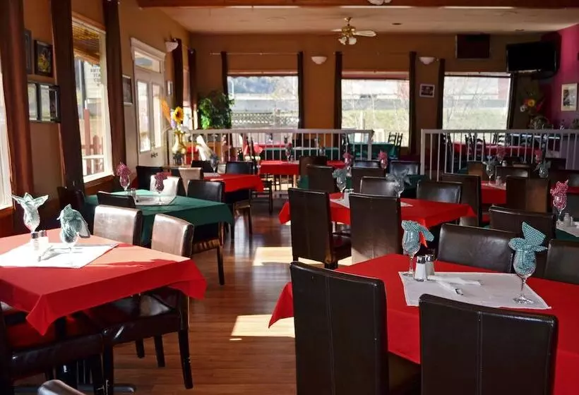 Отель Canadas Best Value Inn & Suites Castlegar