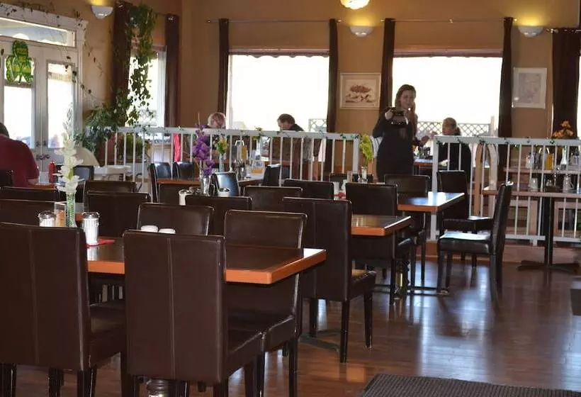 Отель Canadas Best Value Inn & Suites Castlegar