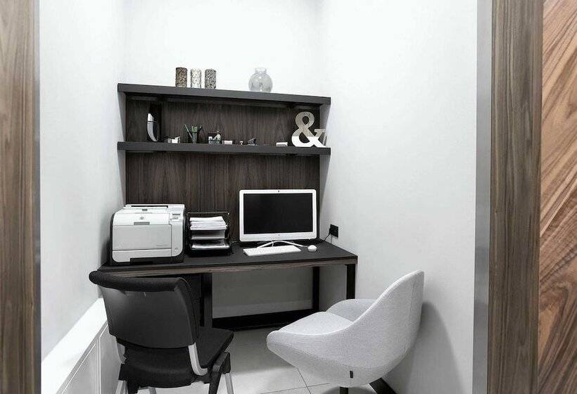 فندق Courtyard By Marriott Katowice City Center