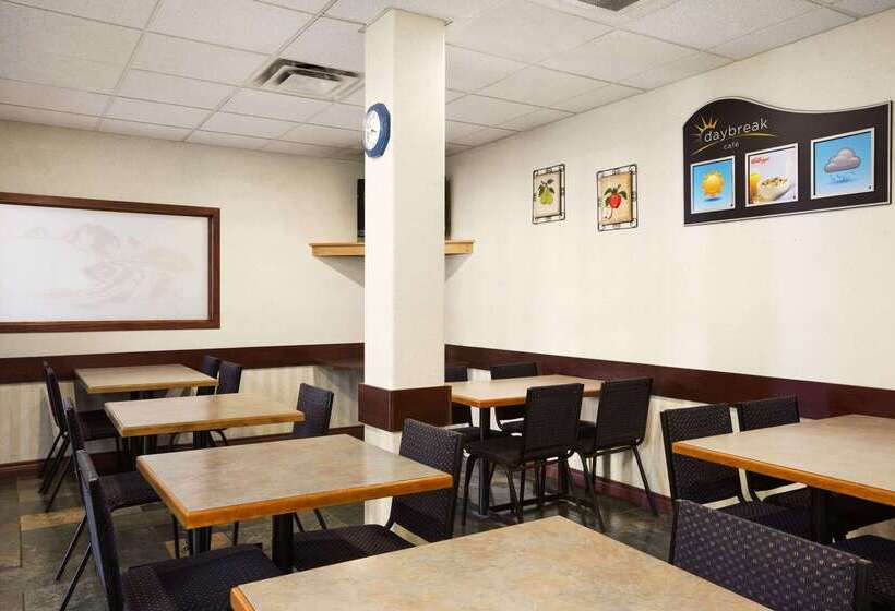 Hotel Days Inn By Wyndham Hinton