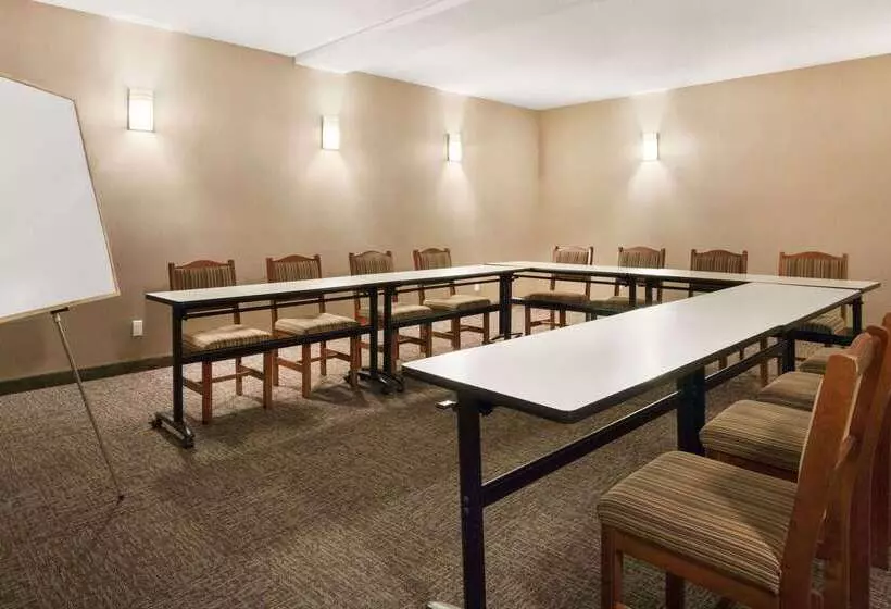 酒店 Days Inn & Suites By Wyndham Cochrane