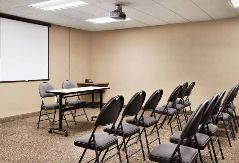 酒店 Days Inn & Suites By Wyndham Cochrane