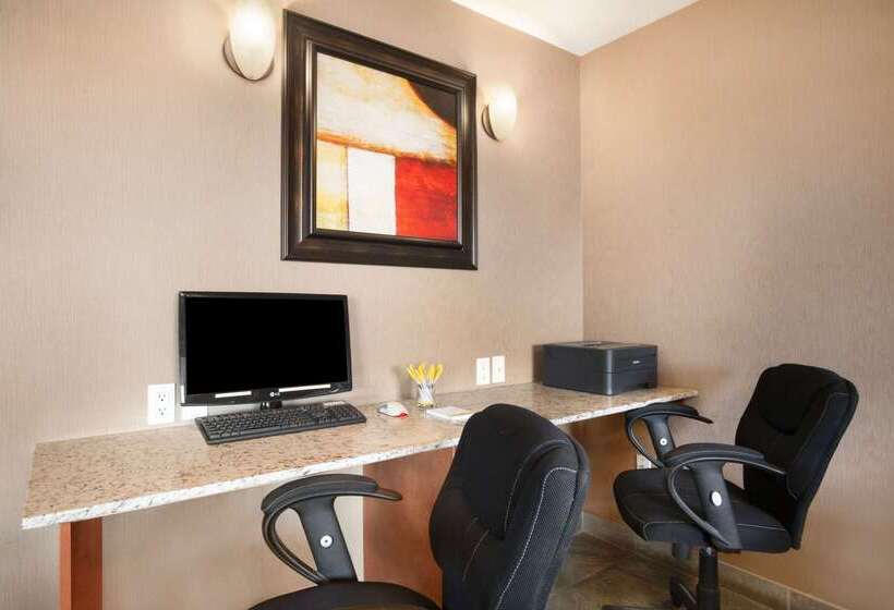 فندق Days Inn & Suites By Wyndham Cochrane