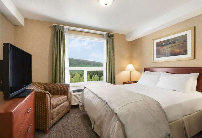 فندق Days Inn & Suites By Wyndham Cochrane