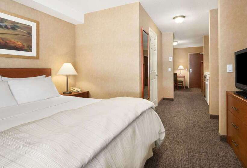 فندق Days Inn & Suites By Wyndham Cochrane