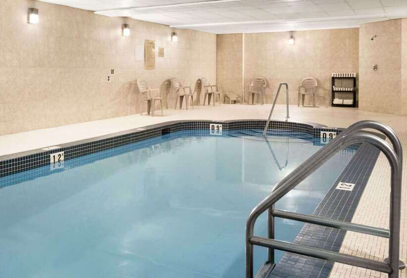 فندق Days Inn & Suites By Wyndham Cochrane