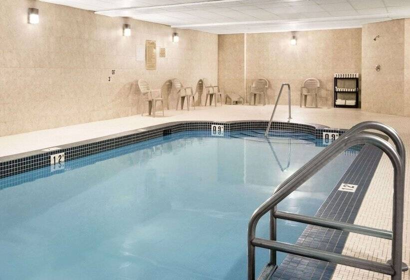 فندق Days Inn & Suites By Wyndham Cochrane