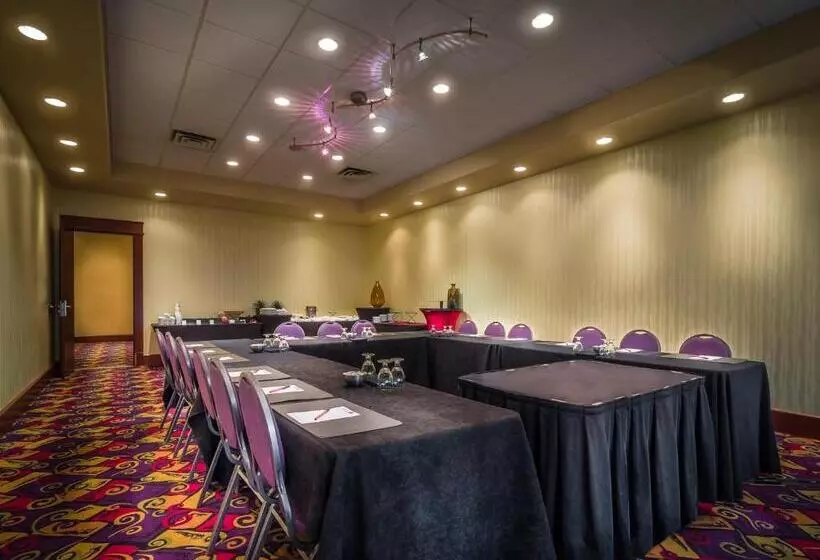 Отель Deerfoot Inn And Casino