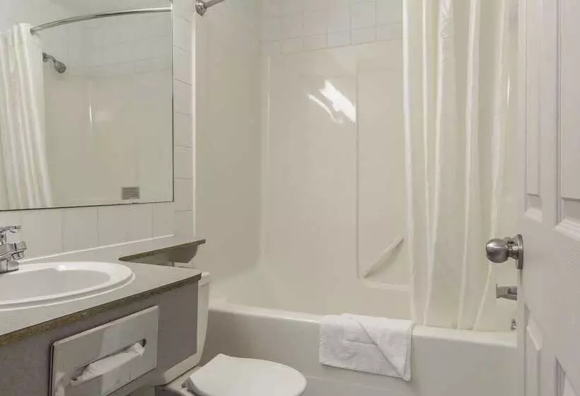 ホテル Econo Lodge Inn & Suites