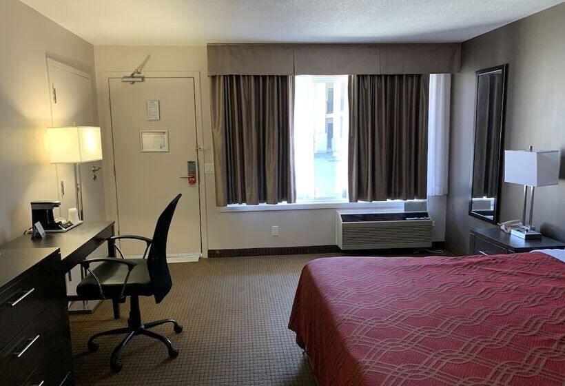 فندق Econo Lodge Inn & Suites