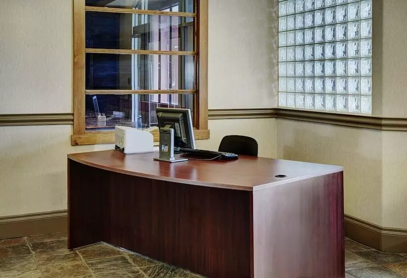 Отель Lakeview Inns & Suites Fort Saskatchewan