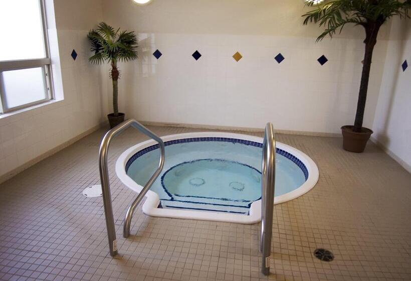 Отель Lakeview Inns & Suites Slave Lake